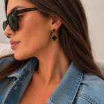 Cercei placați cu aur de 14K, lungi, model dublu trifoi negru cu margini perlate, Noem® - imagine 2