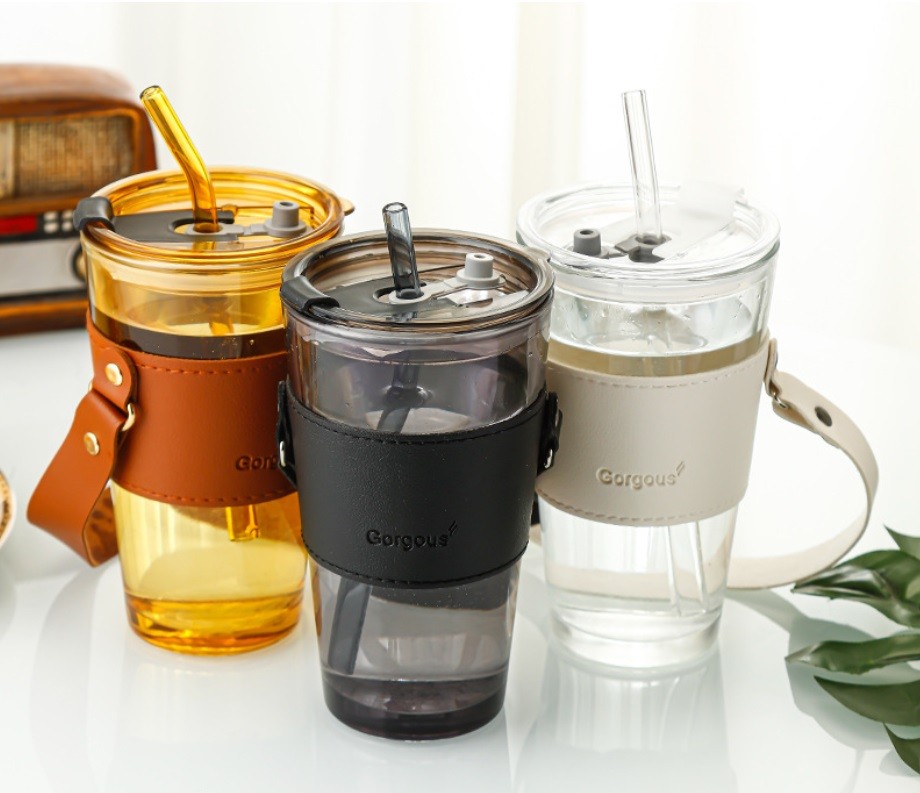 NO0450-CUP09B_03-1 Cană din sticlă pentru cafea sau ceai, de 450 ml cu husă din piele și baretă de umăr, Noem® - imagine 1