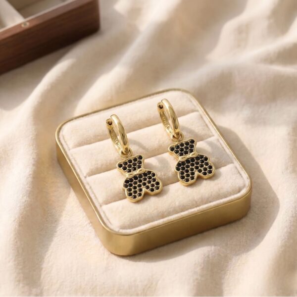 Cercei eleganți placați cu aur 14K, 28/11 mm, model ursuleț cu cristale negre, Noem®