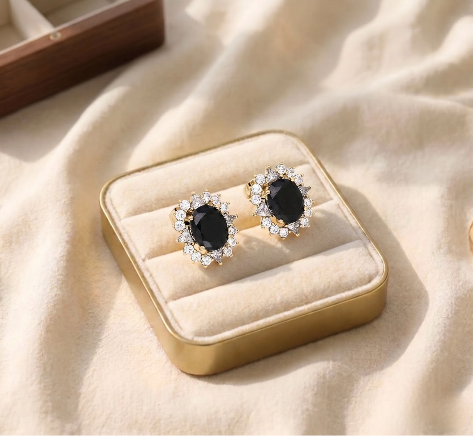 WhatsApp Image 2026-06-128.53.57 Cercei eleganți placați cu aur 14K, 17/16 mm, model marquise cu diamant negru, Noem® - imagine 1