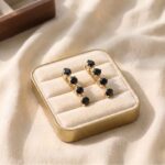 Cercei eleganți placați cu aur 14K, 23/5 mm, model cu patru brilianturi negre, Noem®