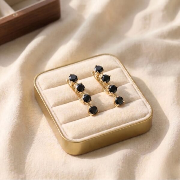 Cercei eleganți placați cu aur 14K, 23/5 mm, model cu patru brilianturi negre, Noem®