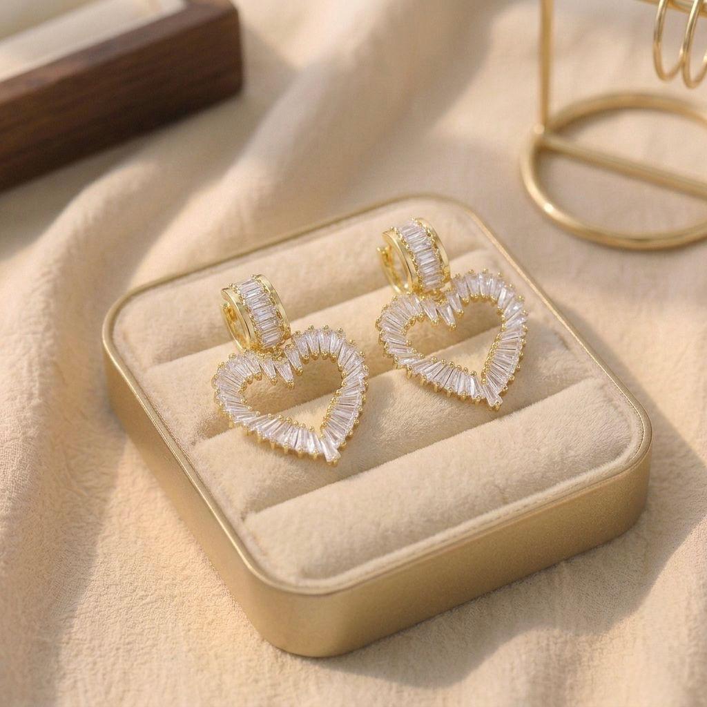 WhatsApp Image 2026-06-20 at 12.38.39 Cercei placați cu aur de 14K, mari suspendați, în formă de inimă pavată cu pietre tip baguette conice, Noem® - imagine 1
