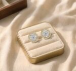 Cercei placați cu aur de 14K, mici tip nasture, cu design floral geometric din zirconiu cubic, Noem®