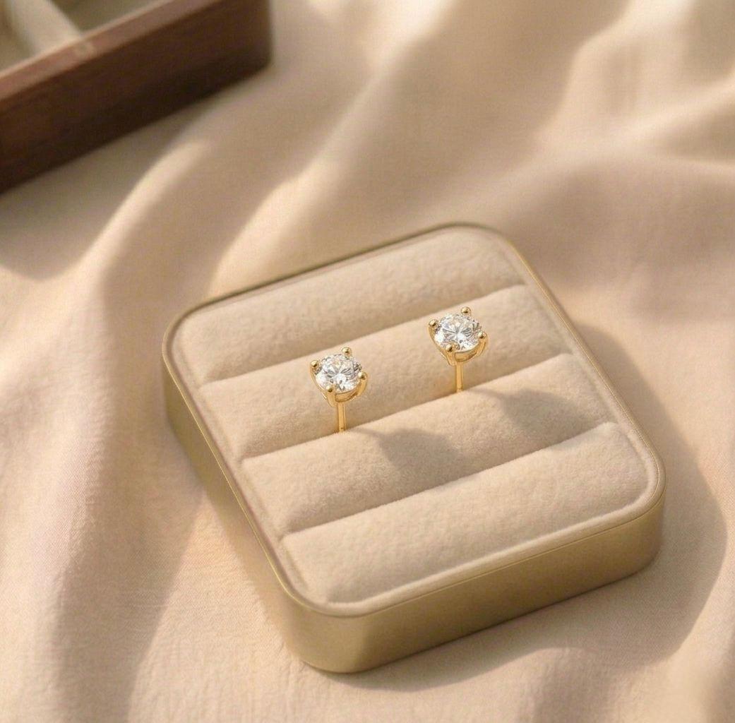 WhatsApp Image 2026-06-20 at 12.43.34 Cercei placați cu aur de 14K, mini solitari pe ureche, cu cristal rotund clar de 3 mm, Noem® - imagine 1
