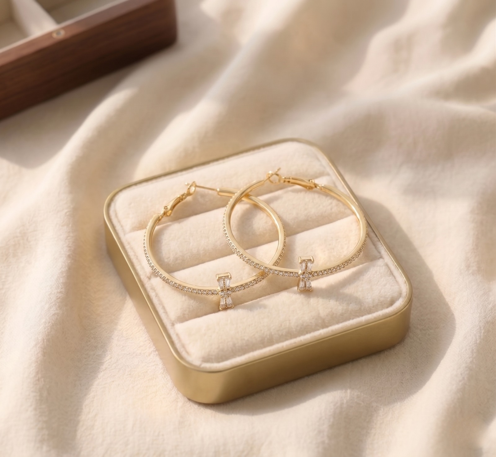 WhatsApp Image 2026-06-8.53.57 Cercei eleganți placați cu aur 14K, 45/10 mm, model cerc cu cristale, Noem® - imagine 1