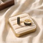 Cercei rotunzi placați cu aur 14K, 13/4 mm, cu două rânduri de cristale negre, Noem®