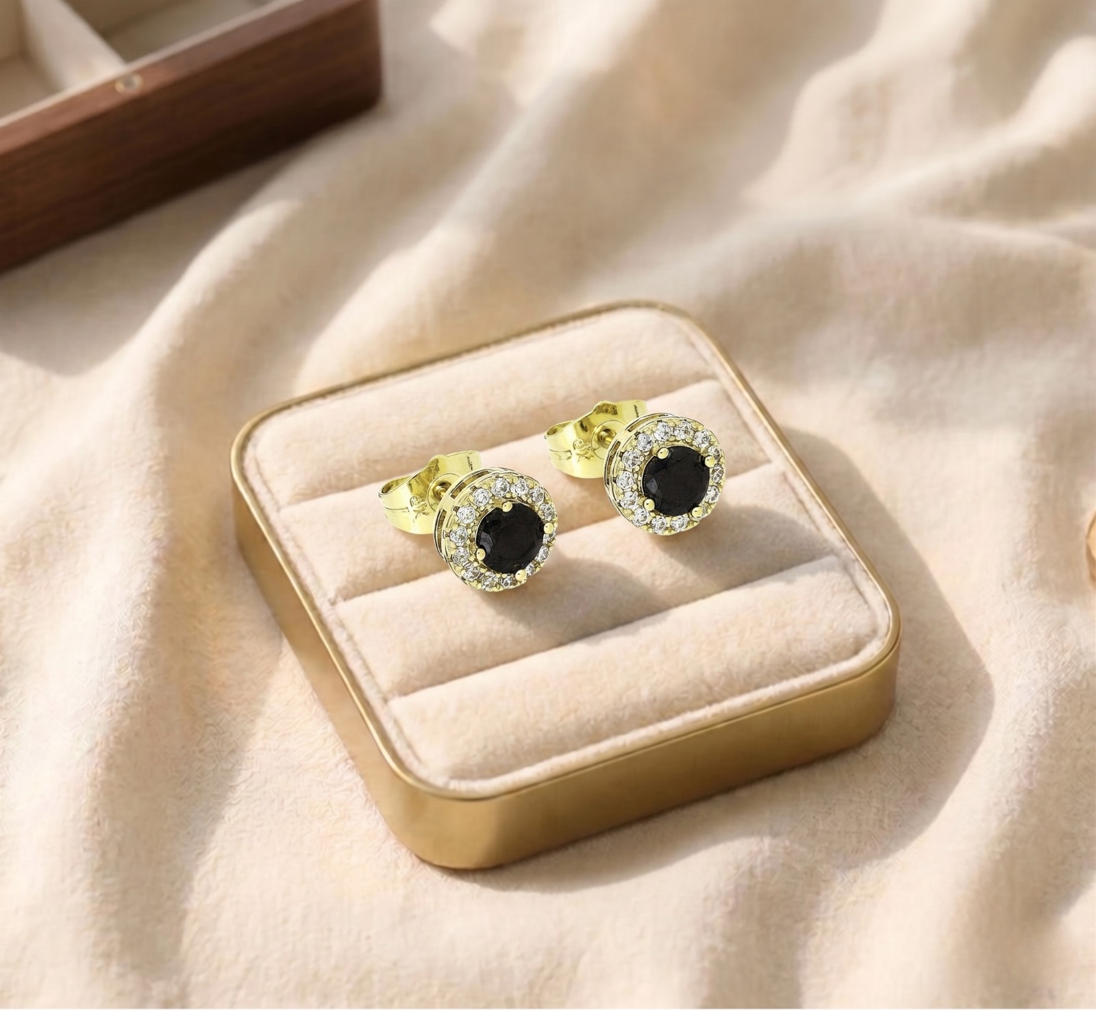 WhatsApp Image 2026--8.53.57 Cercei eleganți placați cu aur 14K, 9 mm, model marciză cu briliant negru, Noem® - imagine 1