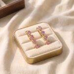 Cercei eleganți placați cu aur 14K, 23/5 mm, model cu patru brilianturi roz, Noem®