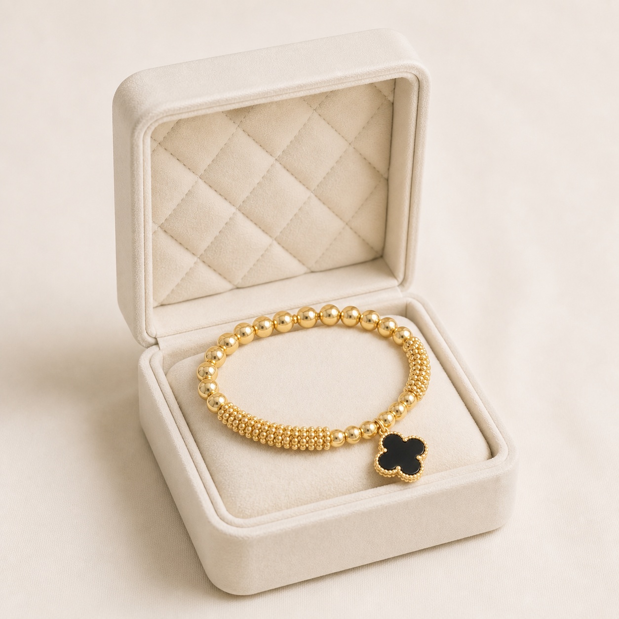 b02_trifoi_negru_2 Brățară placată cu aur de 14K, din bobițe metalice rotunde mari și mici cu pandantiv trifoi negru, Noem® - imagine 1