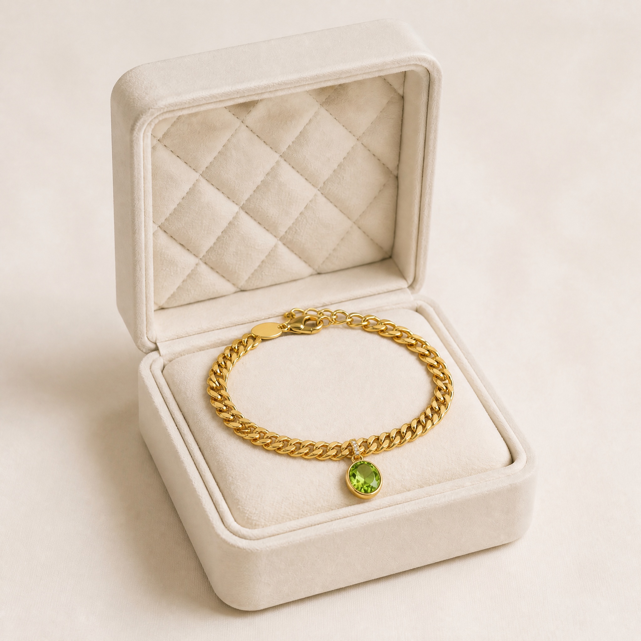 b09_oval_verde_2 Brățară placată cu aur de 14K, model elegant cu zale tip zale cubaneze și un charm detașabil cu cristal oval verde aprins cu reflexii strălucitoare, 17+3 cm, Noem® - imagine 1