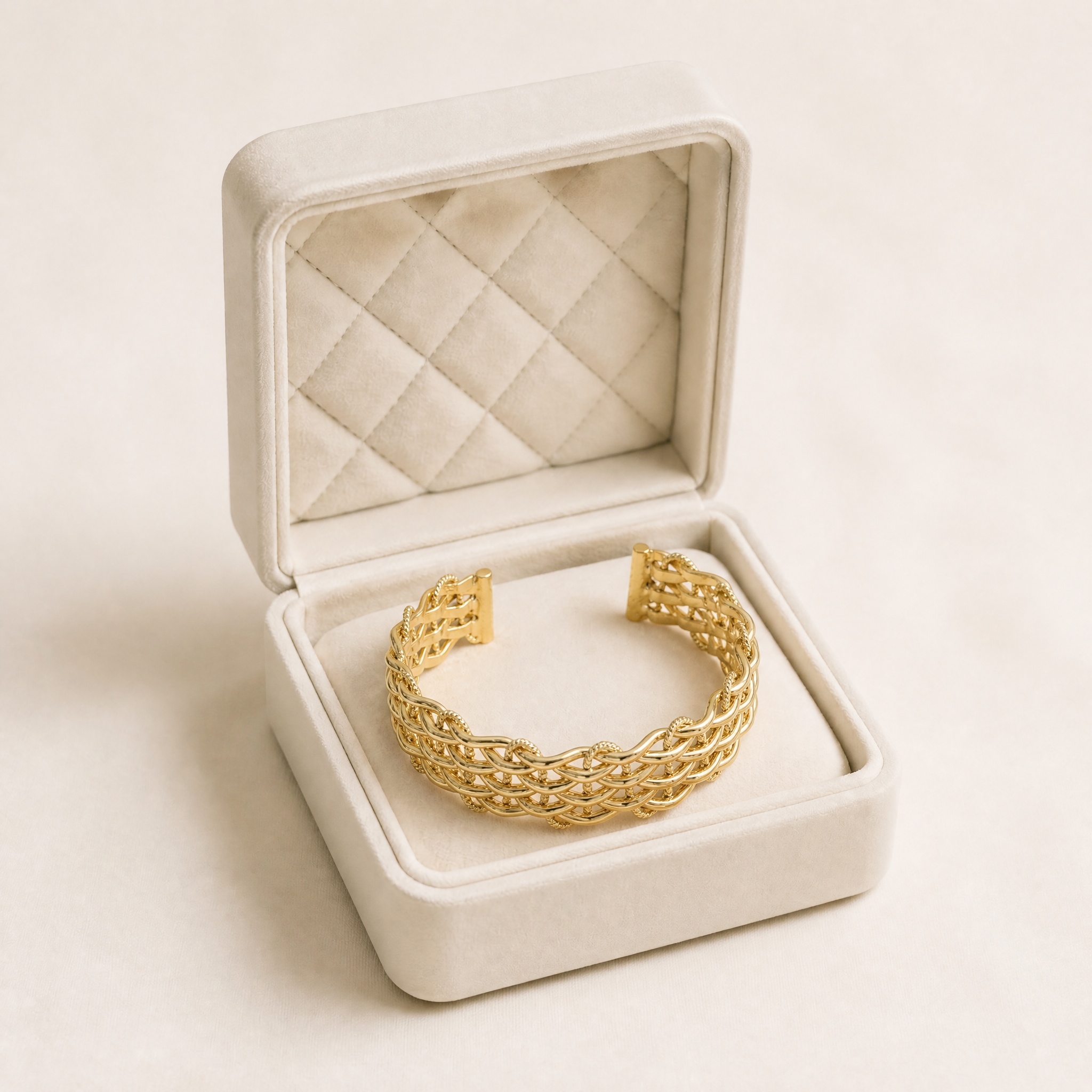 b18_cuff_impletit_2 Brățară fixă placată cu aur de 14K, model elegant și lat cu design ajurat din benzi împletite texturate și lucioase, 60/15 mm, Noem® - imagine 1