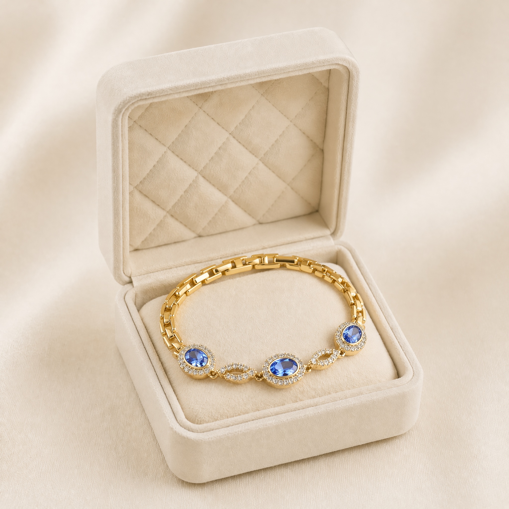 b22_trei_ovale_albastre_2 Brățară elegantă placată cu aur 14K, model cu medalioane ovale, cristale albastre safir și zale fine, 17-19 cm, 9 mm, Noem® - imagine 1