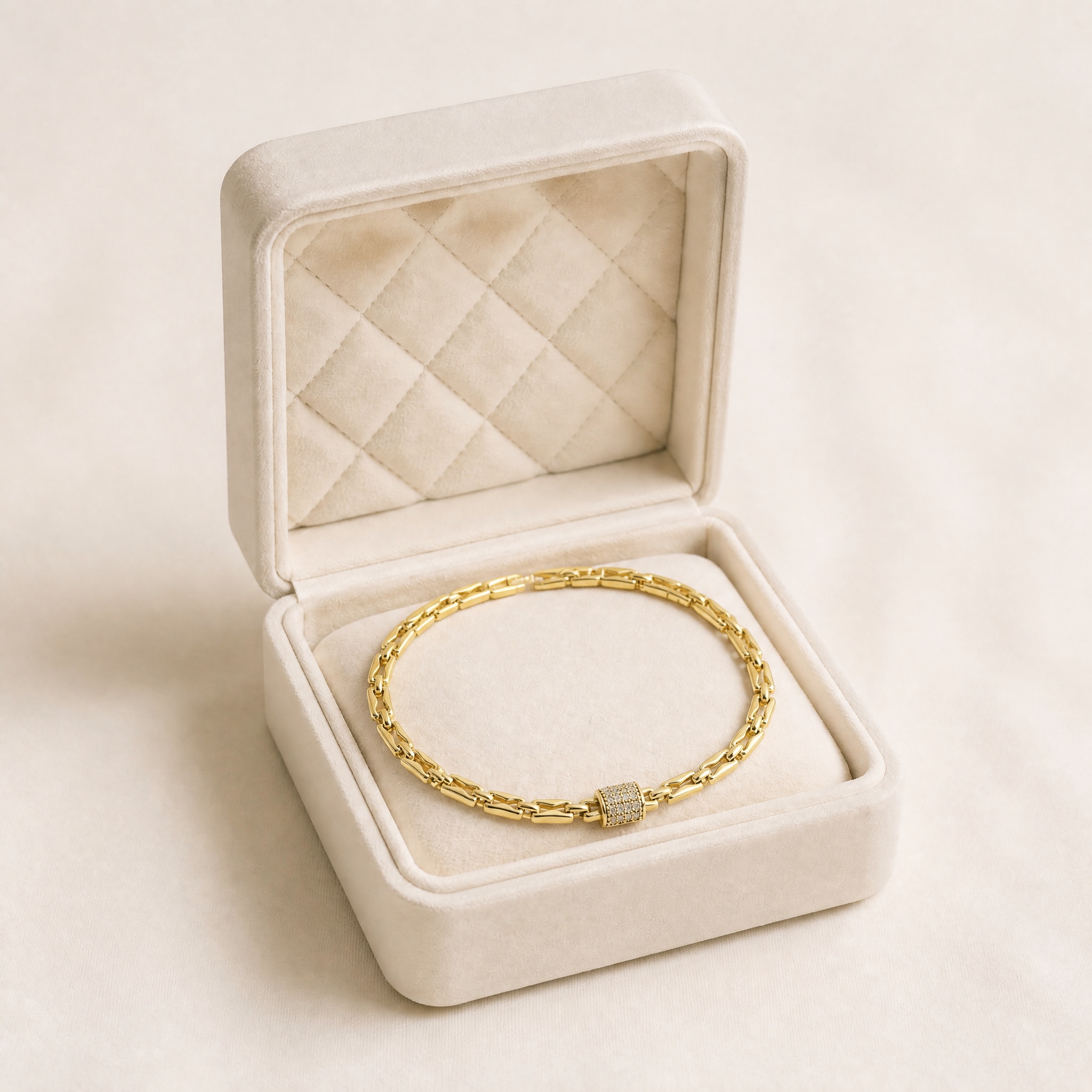 b27_chain_charm_central_2 Brățară elegantă placată cu aur 14K, lungime reglabilă 17-19 cm, cu verigi decupate și medalion pavat cu zirconiu de 7 mm, Noem® - imagine 1