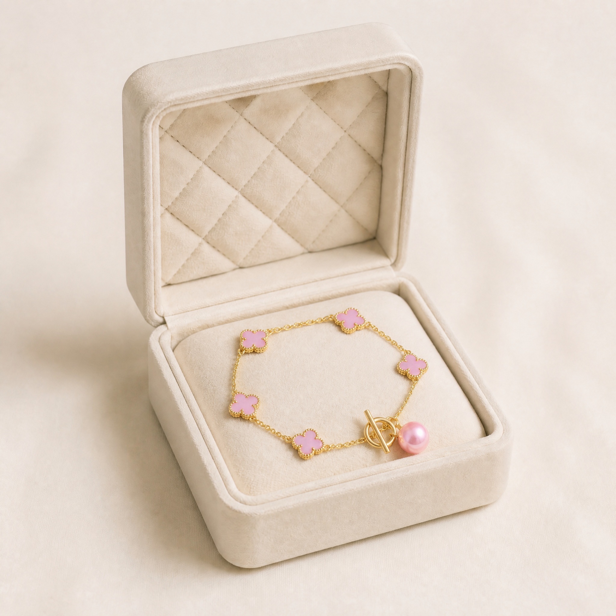 b30_delicat_floricele_2 Brățară placată cu aur de 14K, cu elemente trifoi roz , închizătoare bară și pandantiv sferă roz ,18 cm, Noem® - imagine 1