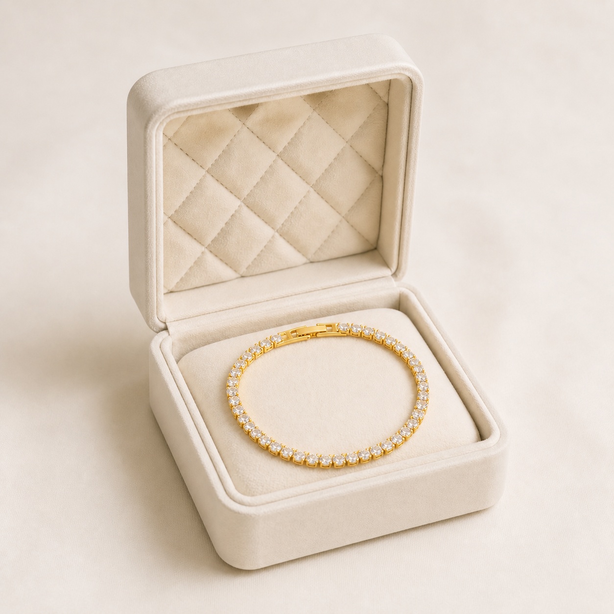 b32_delicat_pietre_multiple_2 Brățară de tenis placată cu aur de 14K, cu un rând de cristale albe rotunde și închizătoare pliabilă tip bijuterie, Noem® - imagine 1