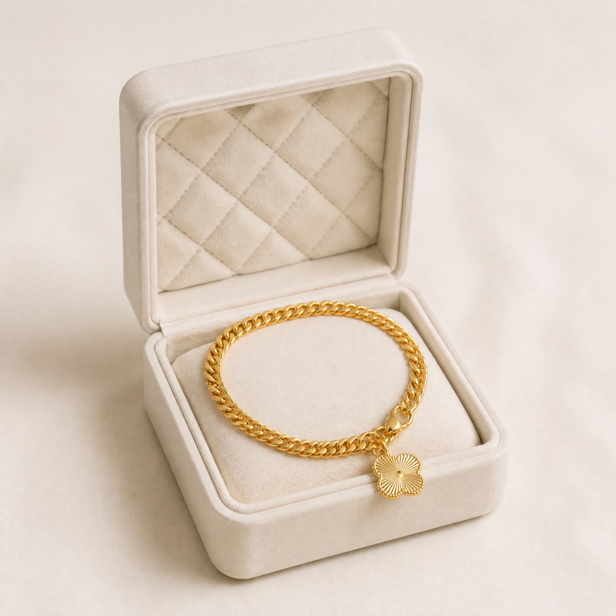 b33_curb_trifoi_2 Brățară placată cu aur de 14K, model din zale împletite plate cu închizătoare tip carabină și pandantiv metalic trifoi striat, 18 cm, Noem® - imagine 1