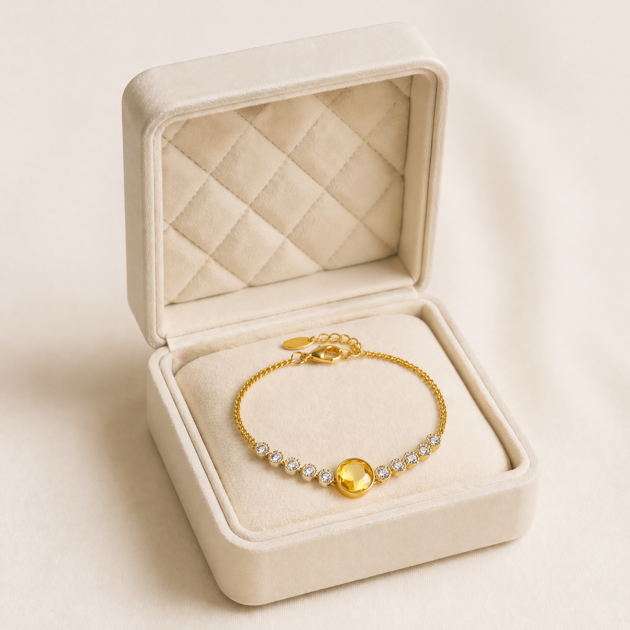 bratara_1_galben_cutie_2 Brățară placată cu aur de 14K, model elegant cu un cristal central rotund galben-delit și margini din pietre mici clare, 16.5+5 cm / 9 mm, Noem® - imagine 1