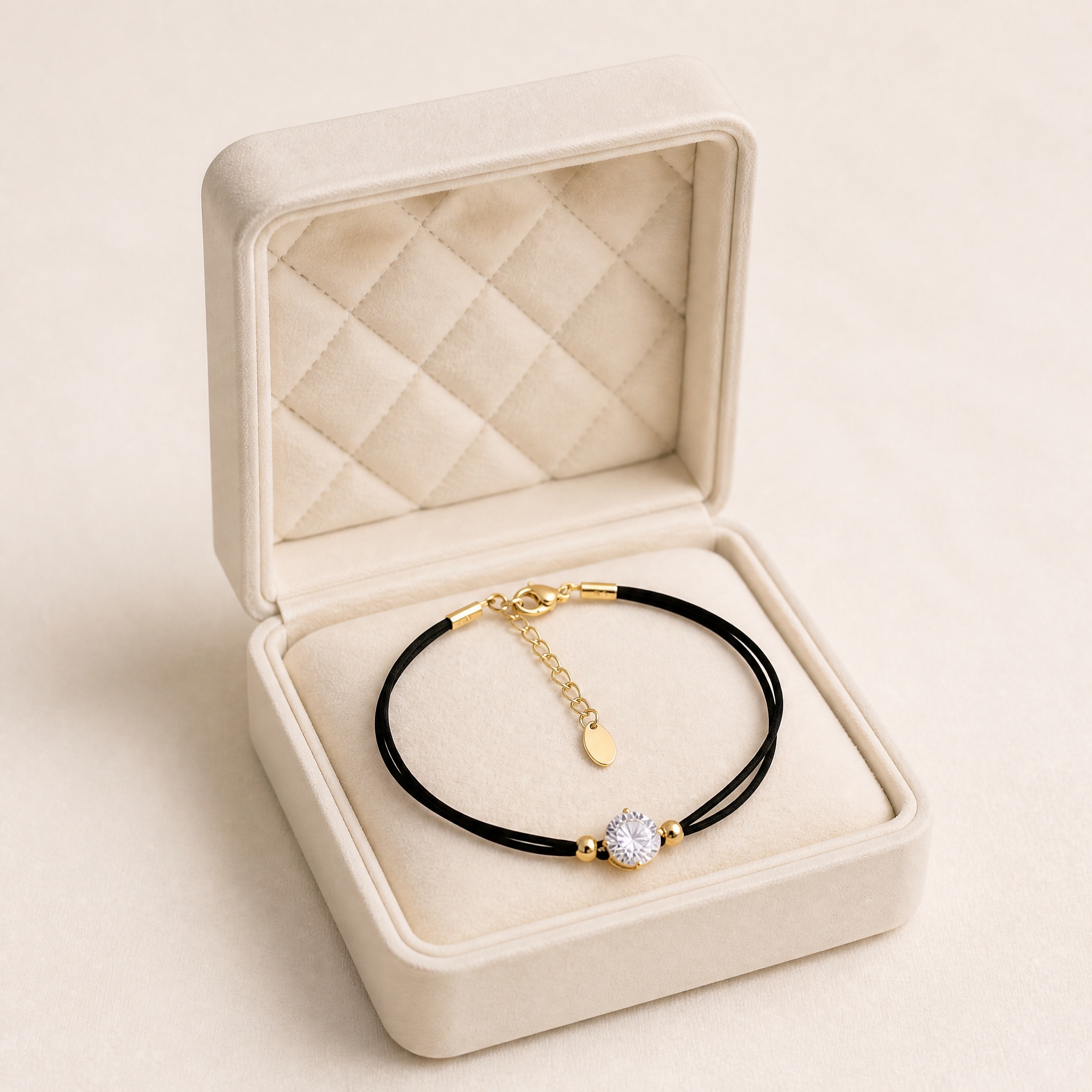 bratara_3_negru_cutie_2 Brățară elegantă din șnur dublu cu elemente placate cu aur de 14K, model minimalist cu un cristal central mare rotund strălucitor încadrat de bobițe lucioase, 18+3 cm / 8 mm, Noem® - imagine 1