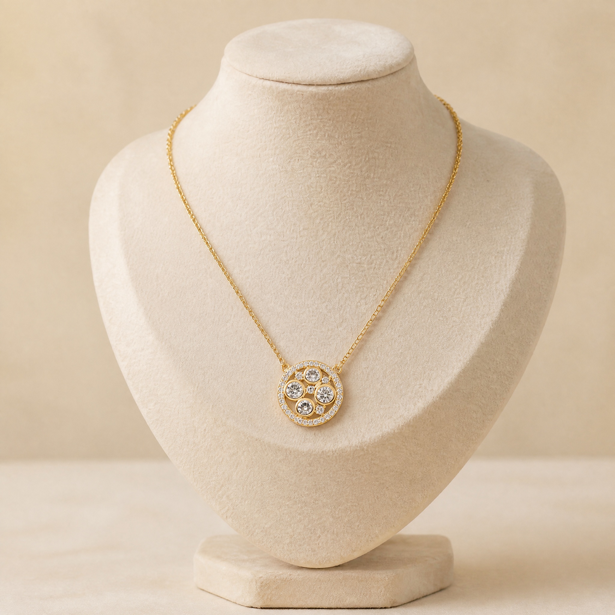 colier_cerc_pave_bust1_2 Colier placat cu aur 14K, model elegant cu pandantiv rotund decorat pe margine cu un contur sclipitor și patru cristale mari stil diamant în interior, 47+5 cm, Noem® - imagine 1