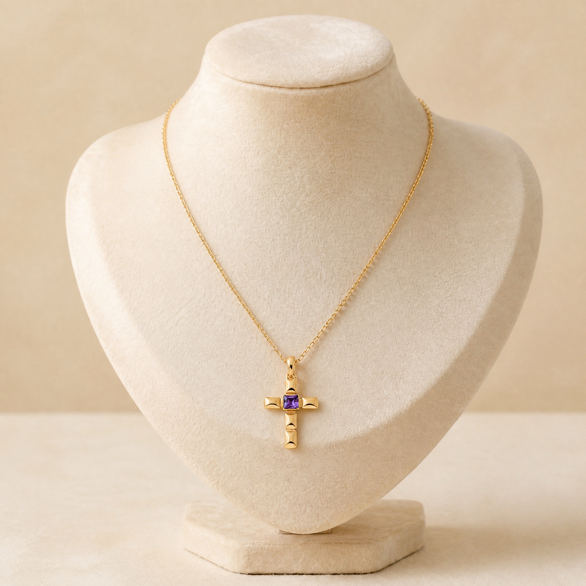 colier_cruce_mov_bust1_2 Colier placat cu aur de 14K, design elegant și discret cu pandantiv religios decorat cu piatră pătrată strălucitoare nuanță purpuriu/violet și lanț reglabil, 40+5 cm, Noem® - imagine 1