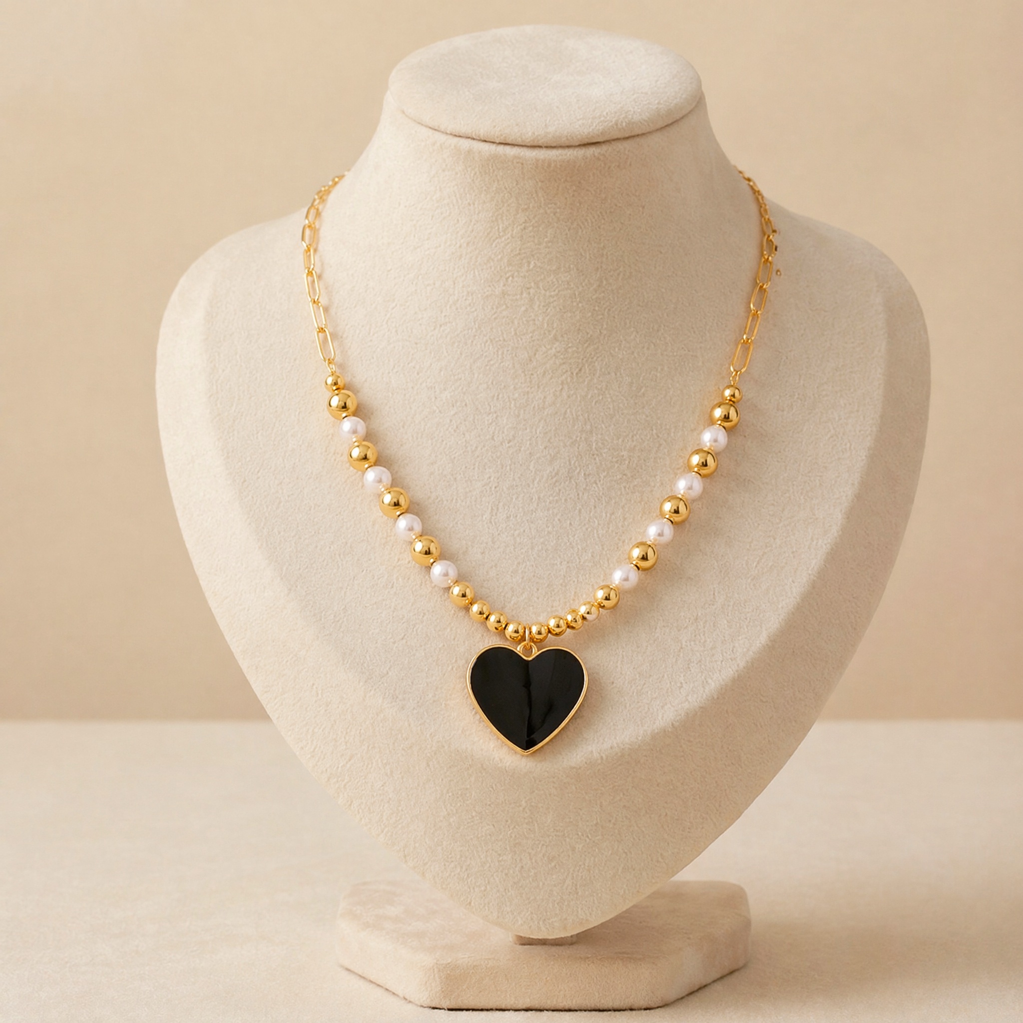 colier_inima_neagra_perle_bust_2 Colier placat cu aur de 14K, model celebrity cu lanț combinat din zale dreptunghiulare agrafă, perle albe și pandantiv negru mare în formă de inimă, Noem® - imagine 1