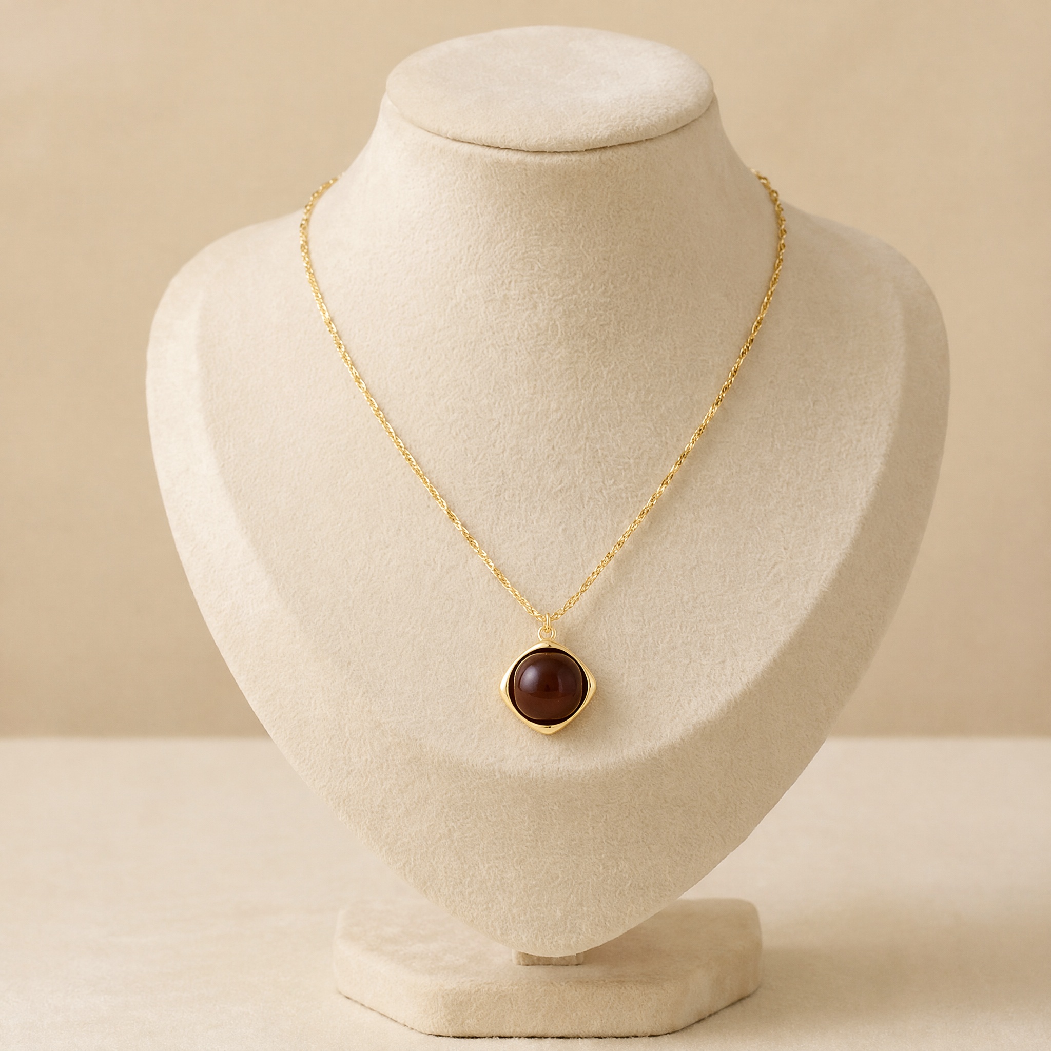 colier_piatra_maro_bust_2 Colier placat cu aur de 14K, model celebrity cu lanț răsucit subțire și pandantiv rotund cu piatră maro închis, 45 cm, Noem® - imagine 1