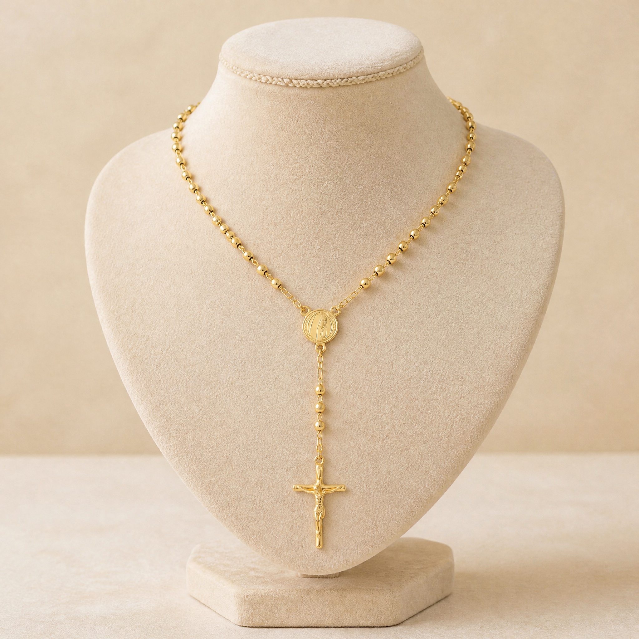 colier_rozariu_auriu_bust2_2 Colier tip rozariu placat cu aur 14K, model religios elegant cu mărgele sferice lucioase, medalion central cu Fecioara Maria și pandantiv cruce cu Isus Hristos, 60 cm, Noem® - imagine 1