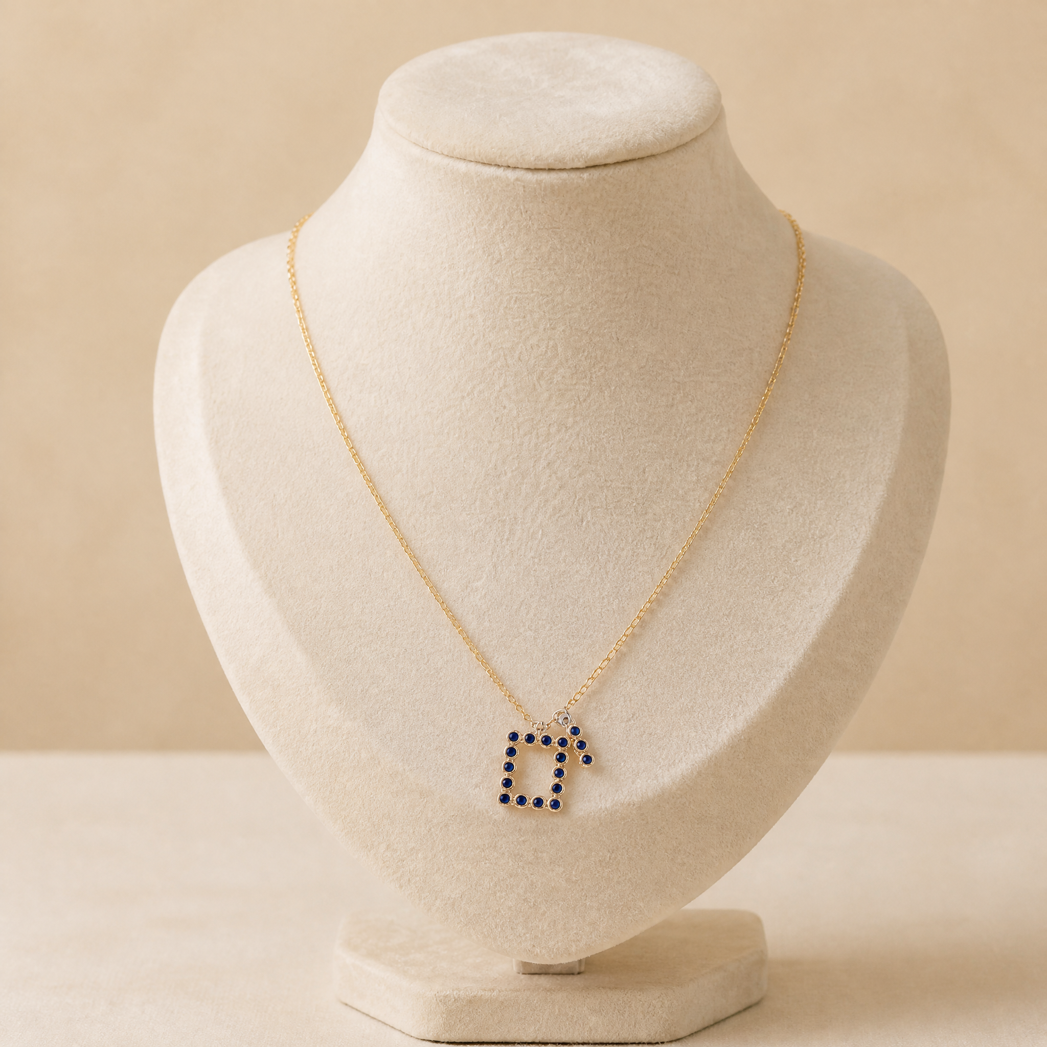 colier_sapphire_elegance_bust1_2 Colier placat cu aur de 14K, model geometric asimetric deosebit cu pandantiv contur încrustat cu zirconiu nuanță safir regal perfect pentru un stil modern, 40+5 cm, Noem® - imagine 1