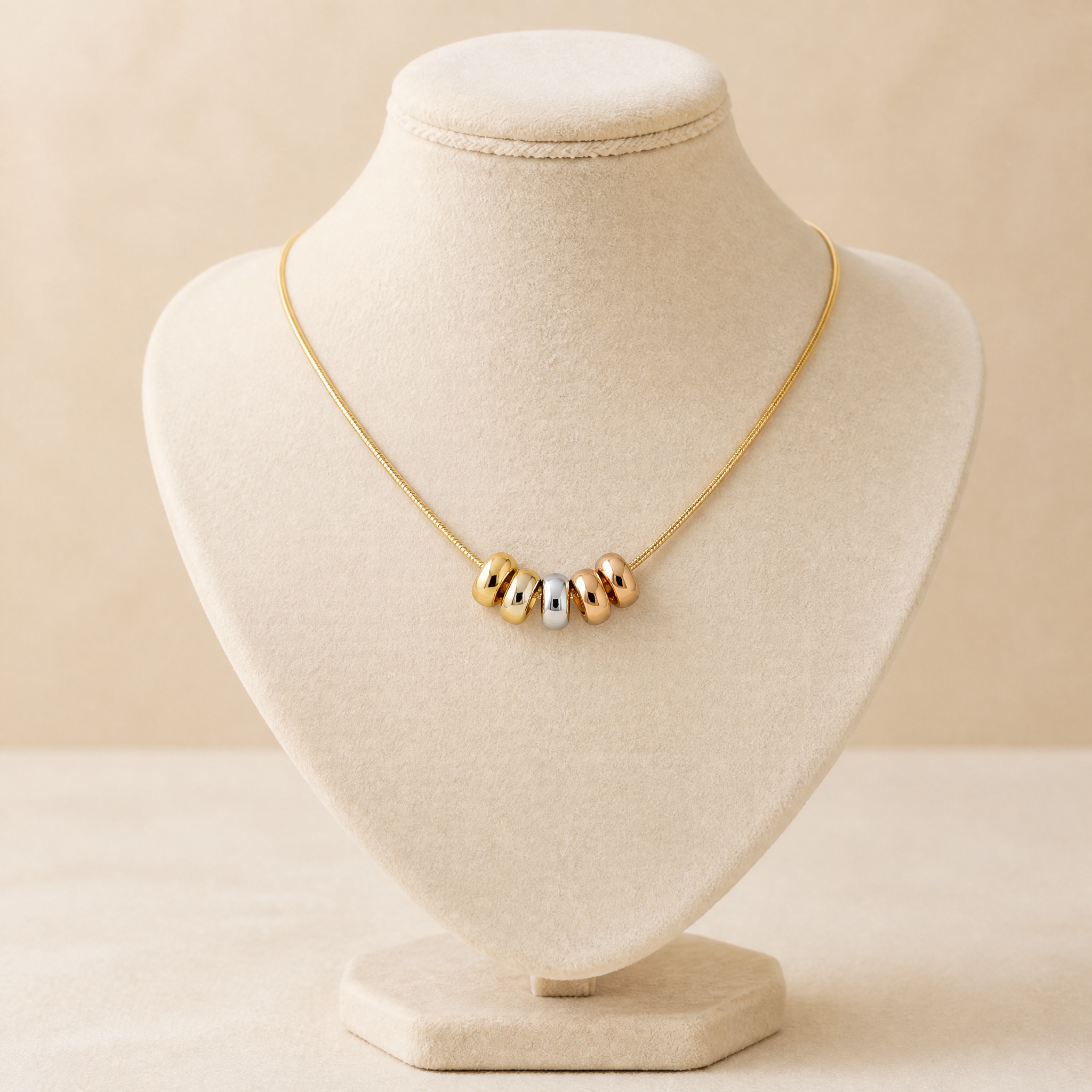 colier_tuburi_tricolore_bust2_2 Colier placat cu aur 14K, model elegant cu cinci inele mobile interschimbabile în nuanțe rafinate de aur galben, alb și roz pe un lanț fin , 44+5 cm, Noem® - imagine 1