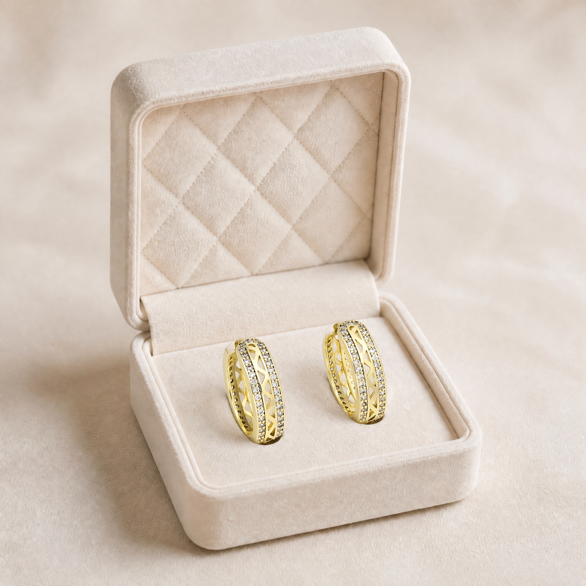 noem_cercei_2_creole_ovale_2 (2) Cercei eleganti rotunzi placati cu aur de 14K, design modern de lux încrustat cu zirconiu și detalii filigranate, 21x6 mm, Noem® - imagine 1