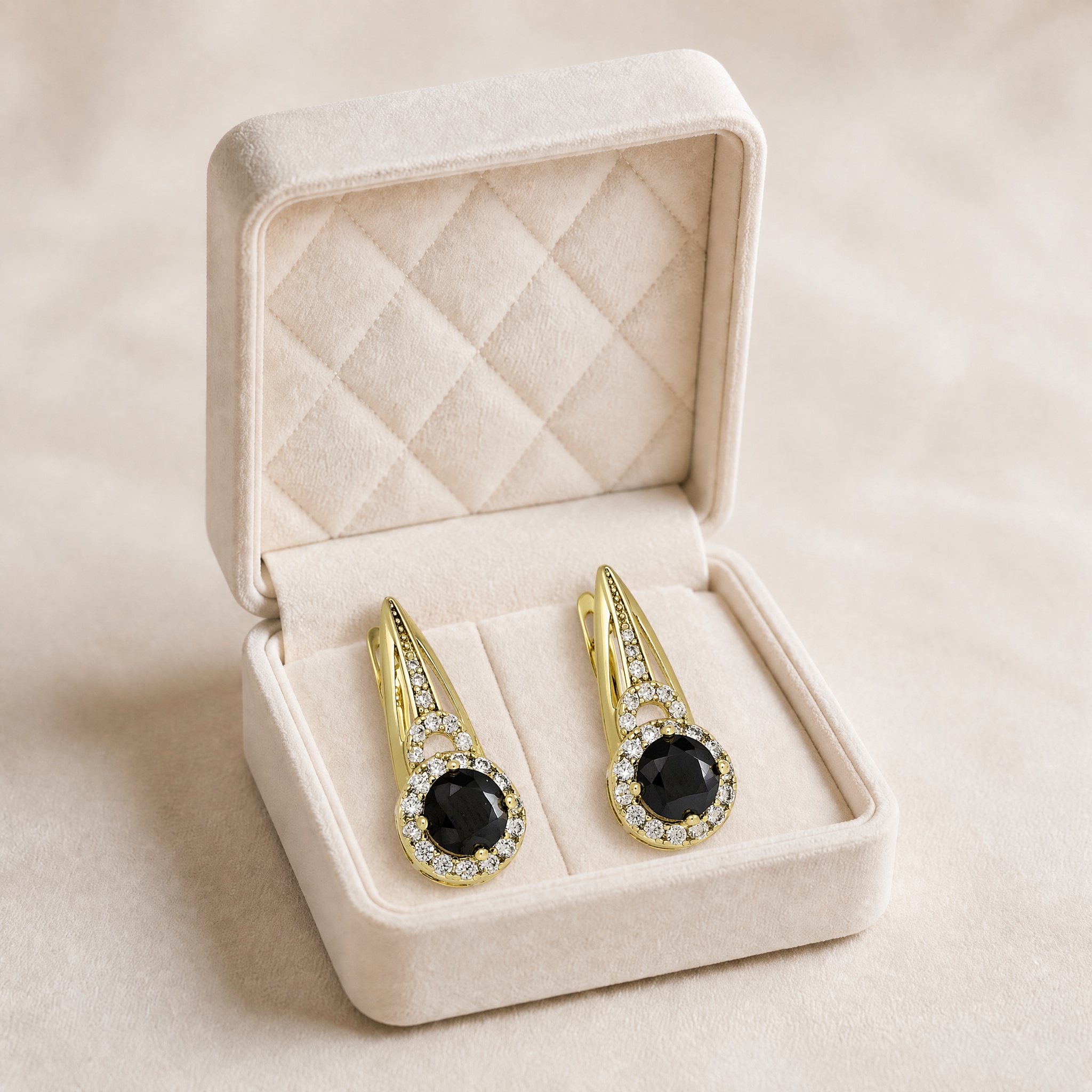 noem_cercei_3_dangle_onix_2 (1) Cercei placati cu aur de 14K, model elegant cu cristal rotund si contur stralucitor pavat cu pietre mici, 21x9 mm, Noem® - imagine 1