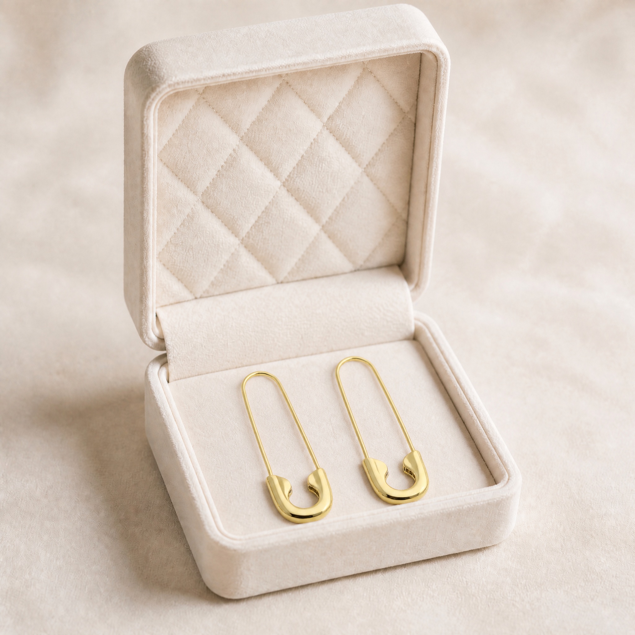 noem_cercei_ac_siguranta_subtire_2 Cercei placati cu aur de 14K, model modern in forma de ac de siguranta cu finisaj lucios, 32/3 mm, Noem® - imagine 1