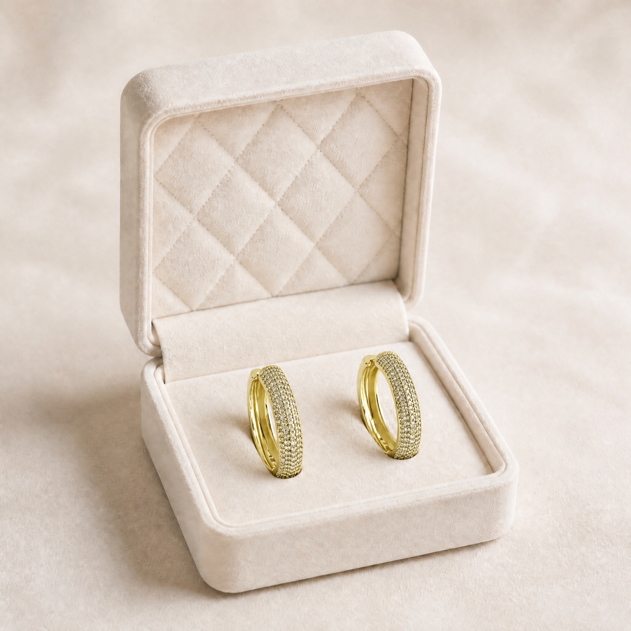 noem_cercei_creole_3randuri_2 Cercei placati cu aur de 14K, model elegant tip verigă lată pavată cu rânduri fine de cristal strălucitoare, 26/5 mm, Noem® - imagine 1