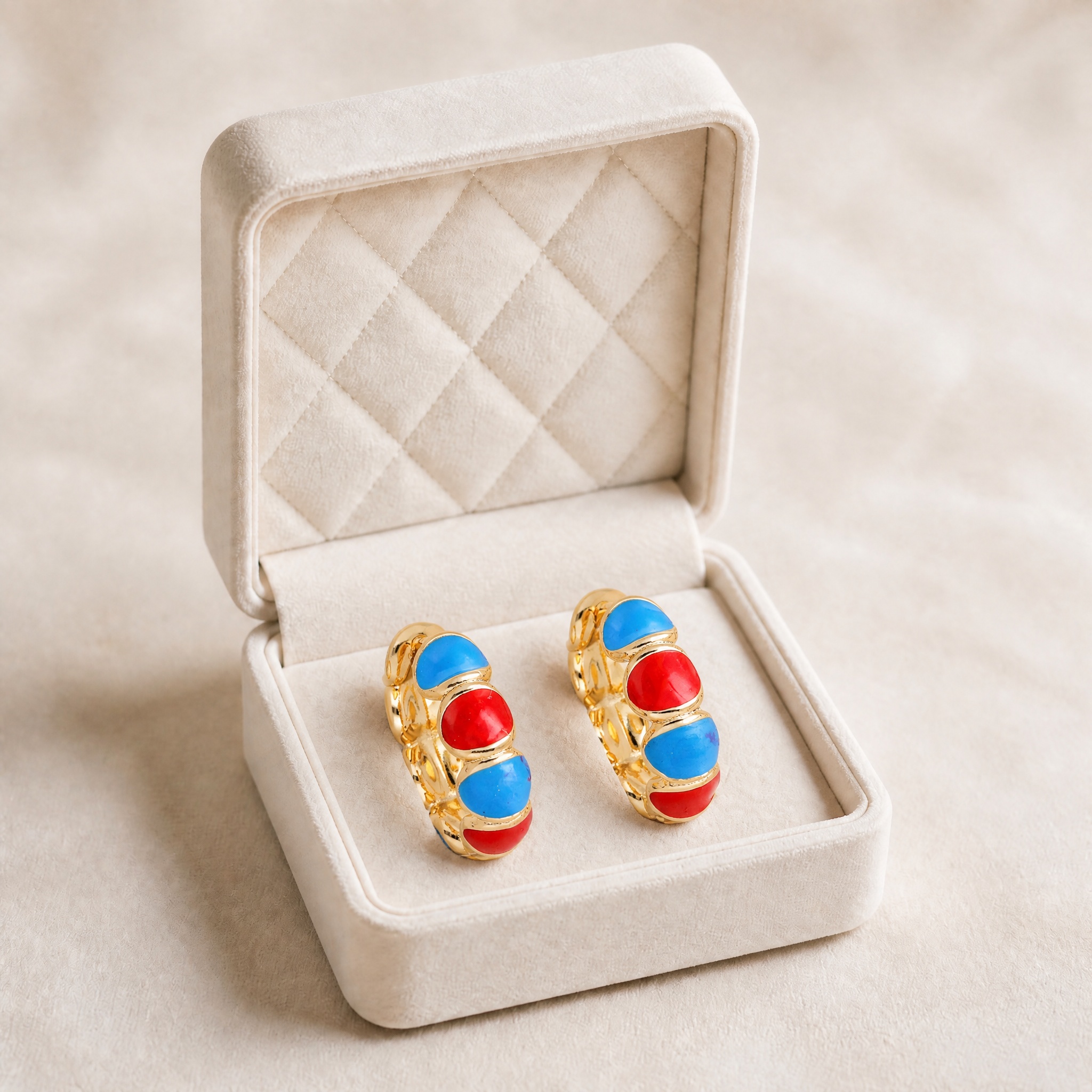 noem_cercei_creole_email_rosu_albastru_2 Cercei eleganți placați cu aur 14k, model rotunjit decorat cu segmente emailate în nuanțe vibrante de albastru și roșu-portocaliu, 19/6 mm, Noem® - imagine 1