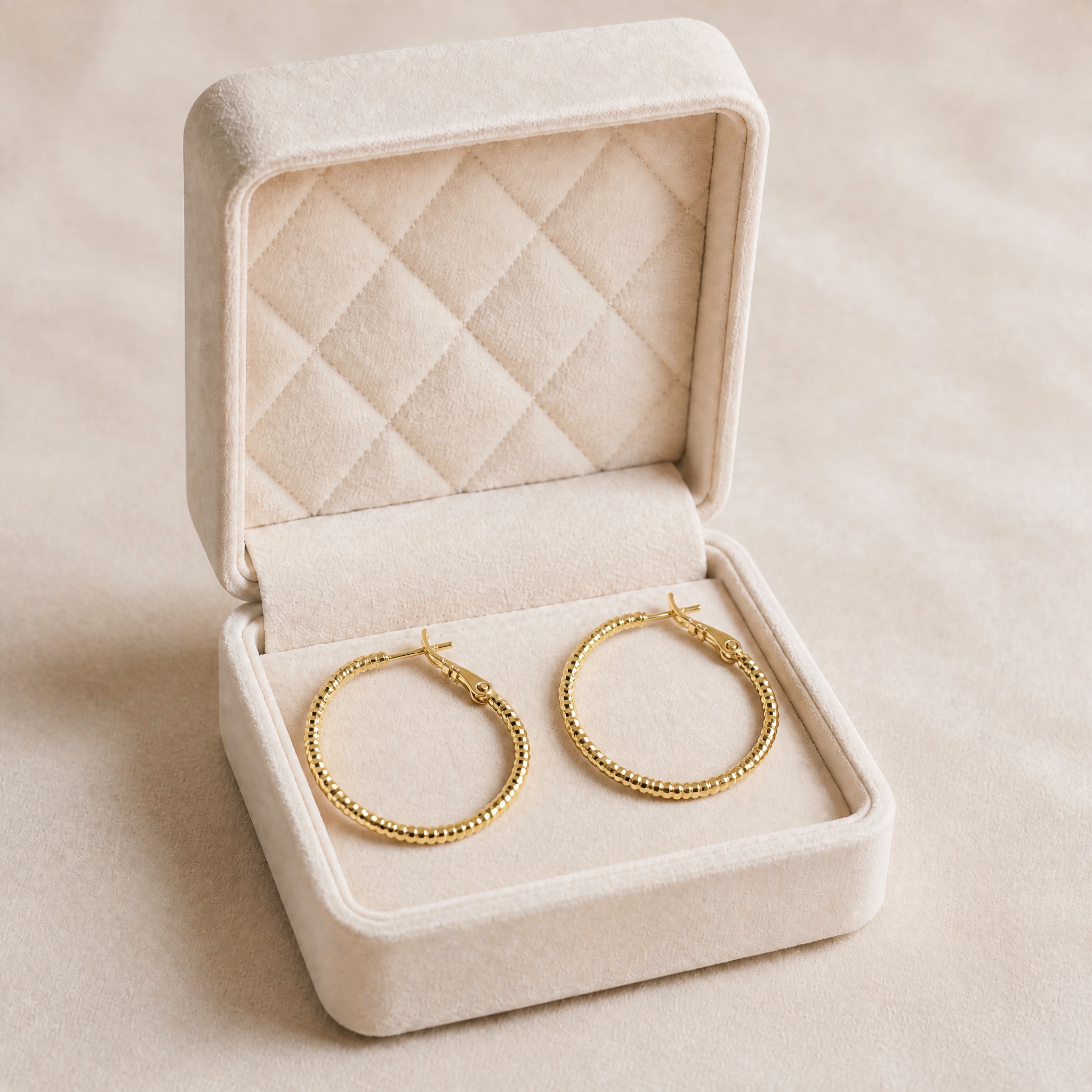 noem_cercei_diamondcut_3cm_cutie_2 Cercei eleganți placați cu aur 14K, model rotund clasic de dimensiune medie cu textură deosebită striată , 30/2 mm, Noem® - imagine 1