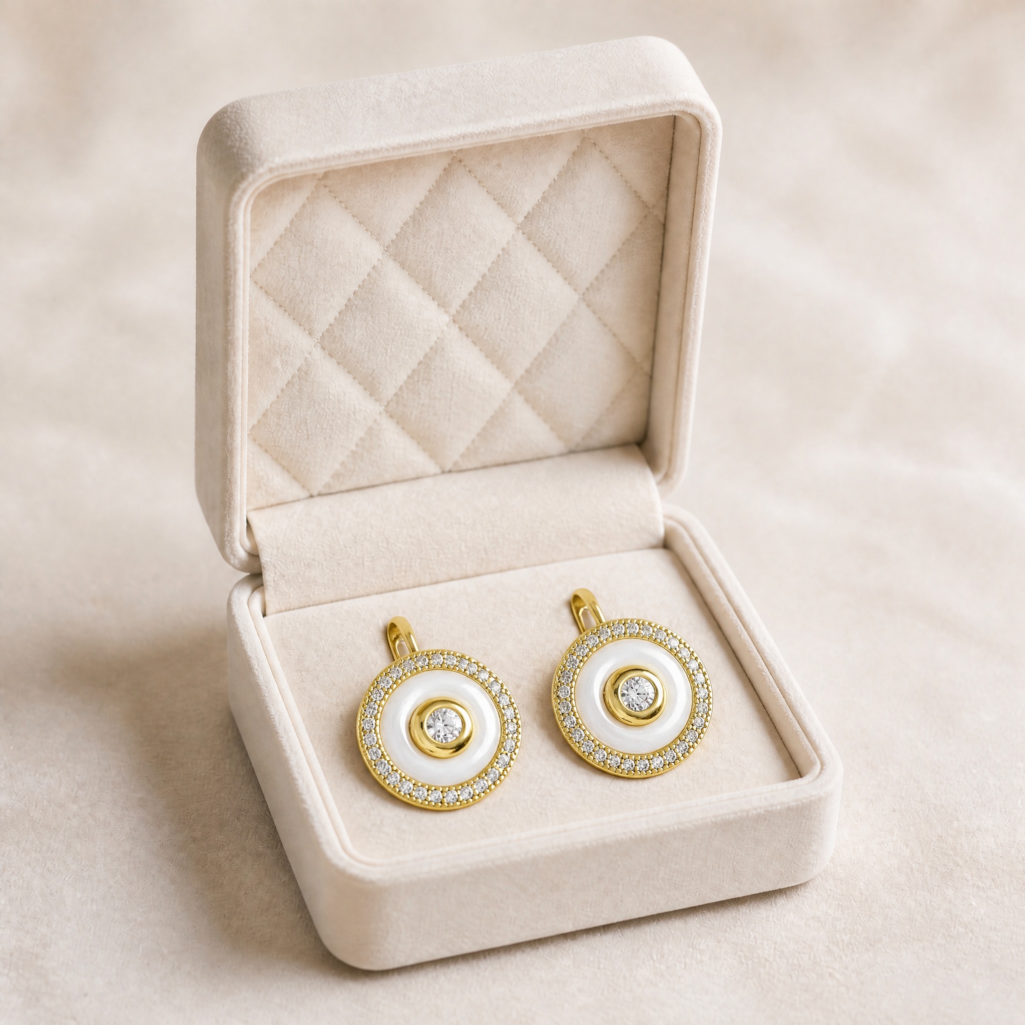 noem_cercei_disc_email_alb_2 Cercei eleganți placați cu aur de 14K, model circular Brilliant Circles decorat cu inserție din ceramică albă fină și contur pavat cu cristale mici strălucitoare, 14 mm, Noem® - imagine 1