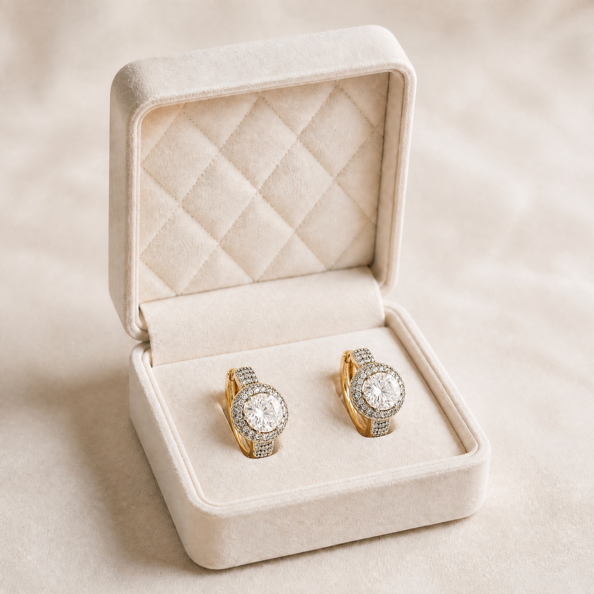 noem_cercei_huggie_halo_zirconiu_2 Cercei eleganți placați cu aur de 14K, model circular de lux Brilliant Marquise cu o piatră centrală mare stil briliant încadrată cu cristale mici sclipitoare, 15/10 mm, Noem® - imagine 1