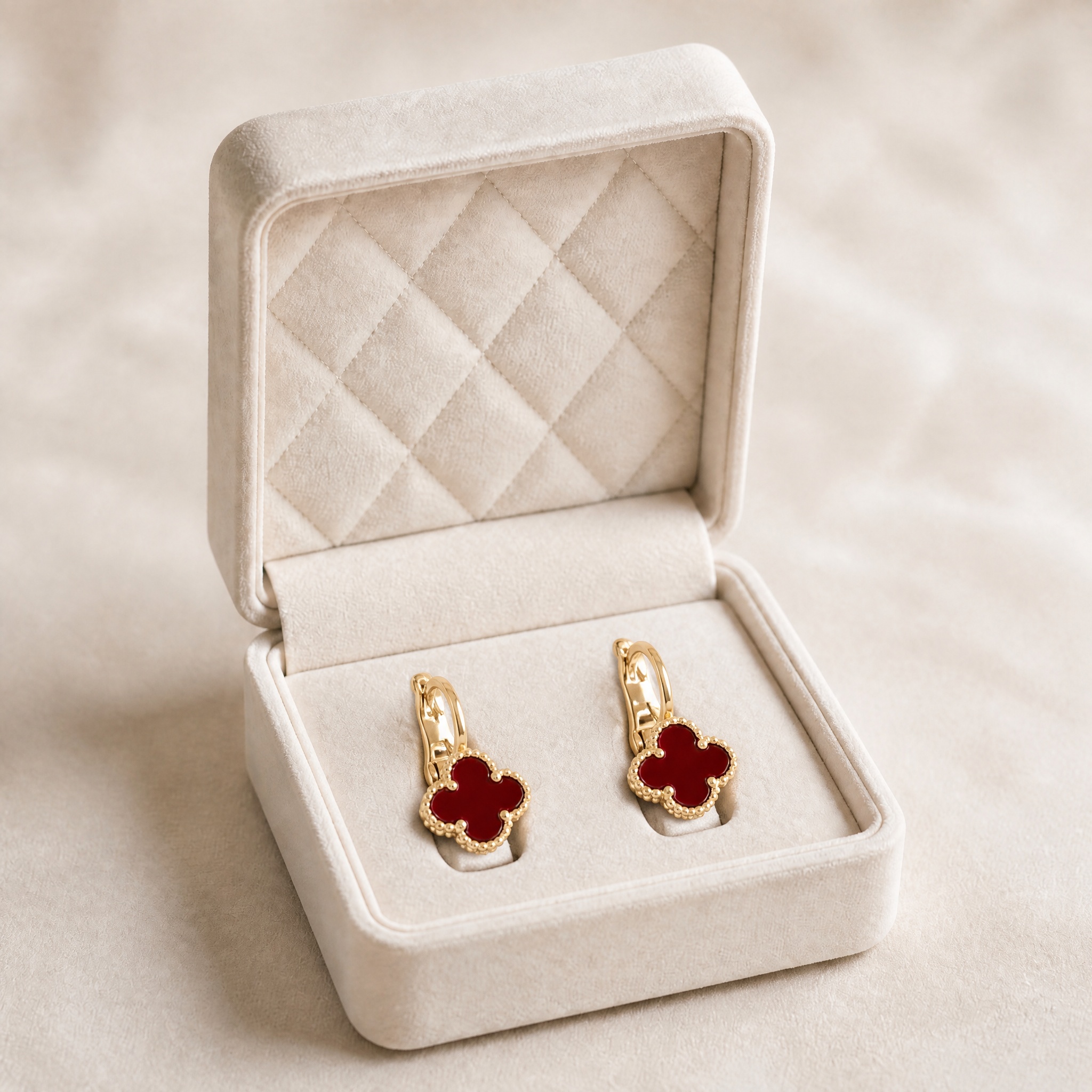 noem_cercei_huggie_trifoi_rosu_2 Cercei eleganti placati cu aur de 14K, forma de trifoi cu patru foi decorat central cu o insertie lucioasa roșu burgund cu bordura perlata fin texturata, Noem® - imagine 1