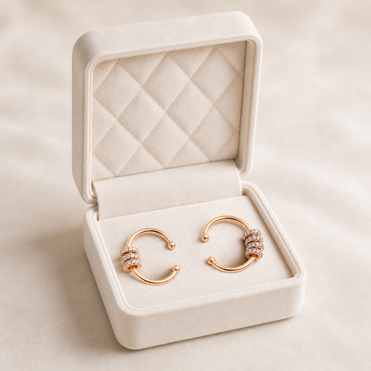 noem_cercei_open_hoop_inele_pave_2 Cercei eleganți placați cu aur 14K, model rotund modern decorat cu trei inele mobile intercalate și pavate cu cristale mici strălucitoare, 22 mm, Noem® - imagine 1