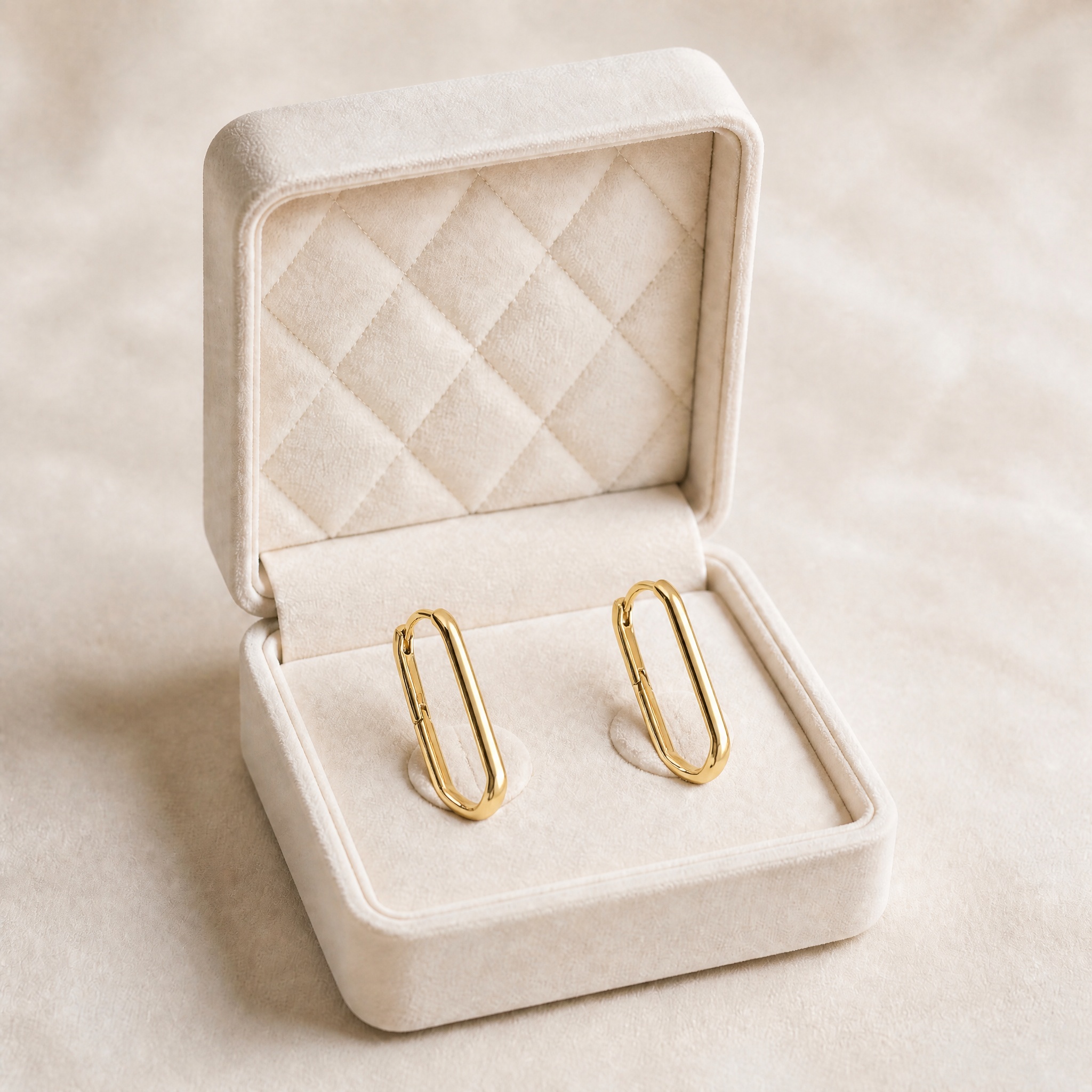 noem_cercei_oval_alungit_a_2 Cercei verigi eleganți placați cu aur, model geometric în formă de dreptunghi alungit cu colțuri rotunjite și finisaj lucios oglindă, 24/2 mm, Noem® - imagine 1