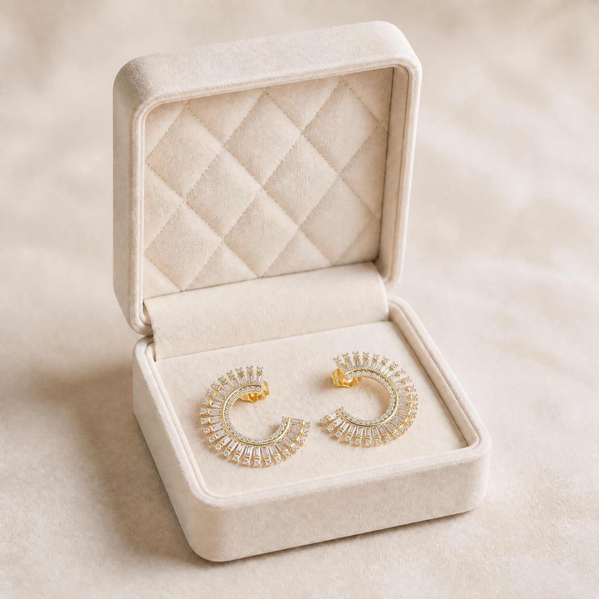 noem_cercei_semicerc_baguette_2 Cercei eleganți de lux placați cu aur 14K, model semicerc în stil evantai decorat spectaculos cu un rând pavat de cristale rotunde și o bordură de cristale strălucitoare tăietură baghetă, 26 mm, Noem® - imagine 1