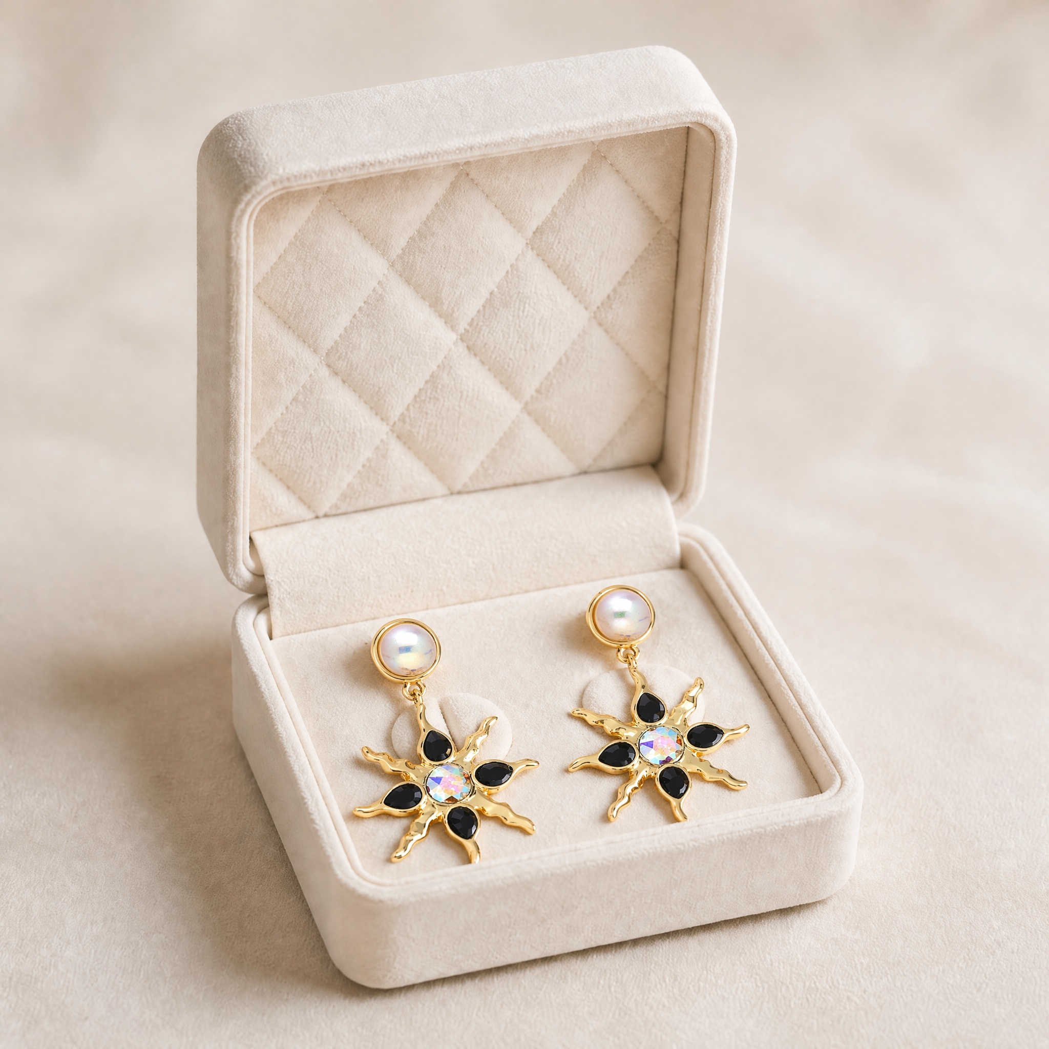 noem_cercei_soare_perla_negru_2 Cercei delicați lungi placați cu aur de 14K, model de lux cu pandantiv soare sclipitor și inserții de pietre contrastante negre și multicolore perfect pentru evenimente sau ținute boho-chic, 30/20 mm, Noem® - imagine 1