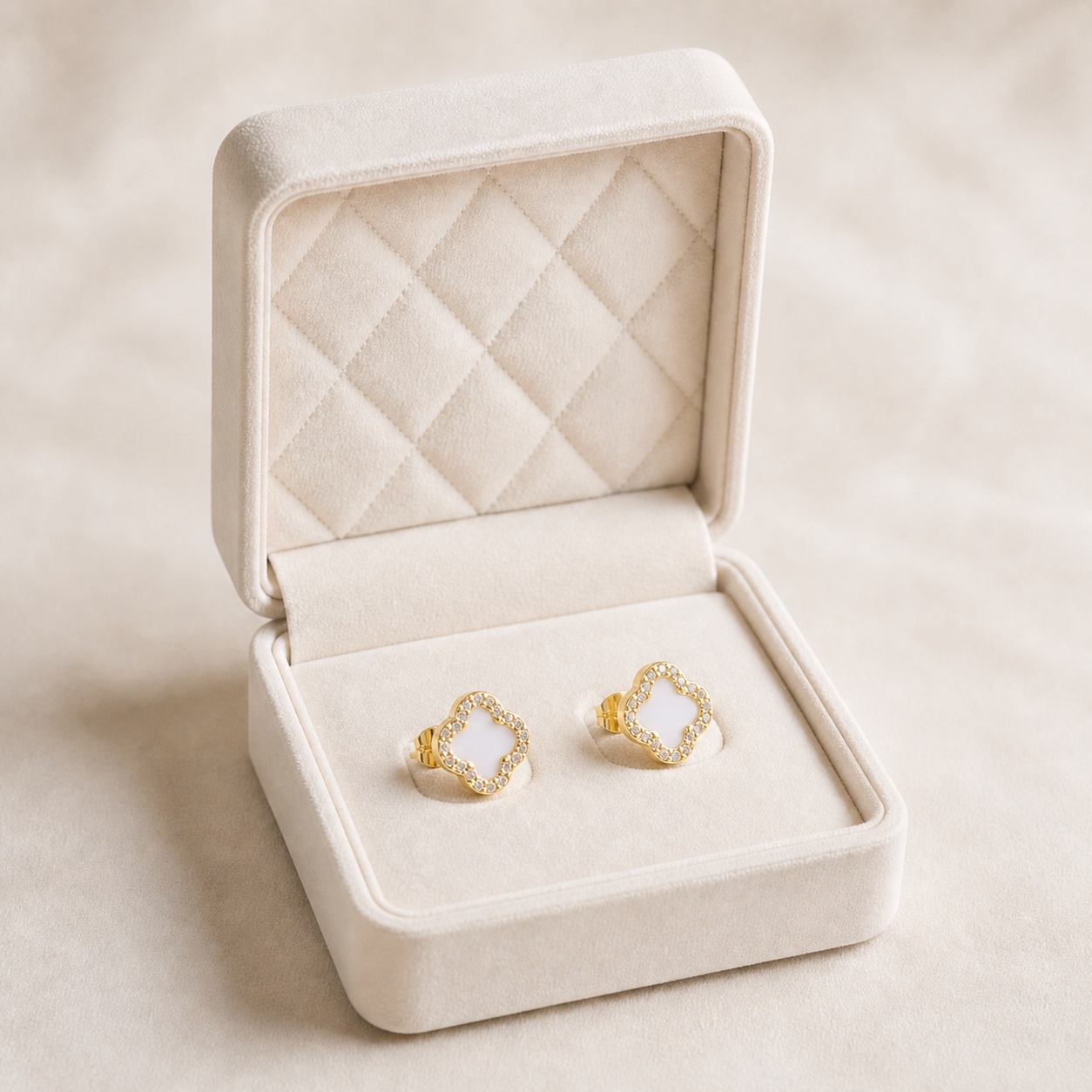 noem_cercei_stud_trifoi_alb_halo_2 Cercei cu șurub placați cu aur de 14K, model trifoi norocos cu inserție albă din acril/email și contur pavat cu cristale albe rotunde, Noem® - imagine 1