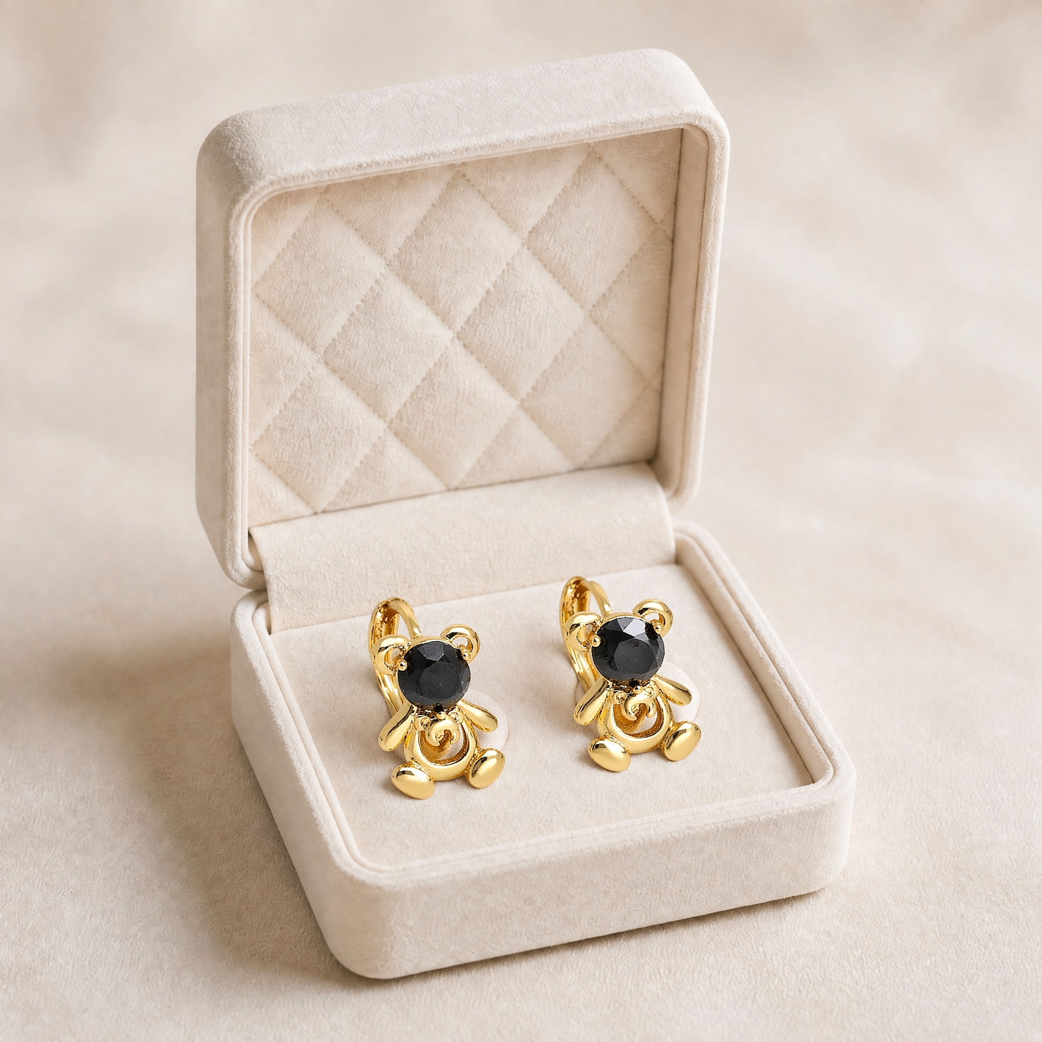 noem_cercei_ursulet_negru_2 Cercei pentru copii placați cu aur de 14K, model elegant în formă de ursuleț cu un cristal rotund central de un negru intens strălucitor, 14/10 mm, Noem® - imagine 1