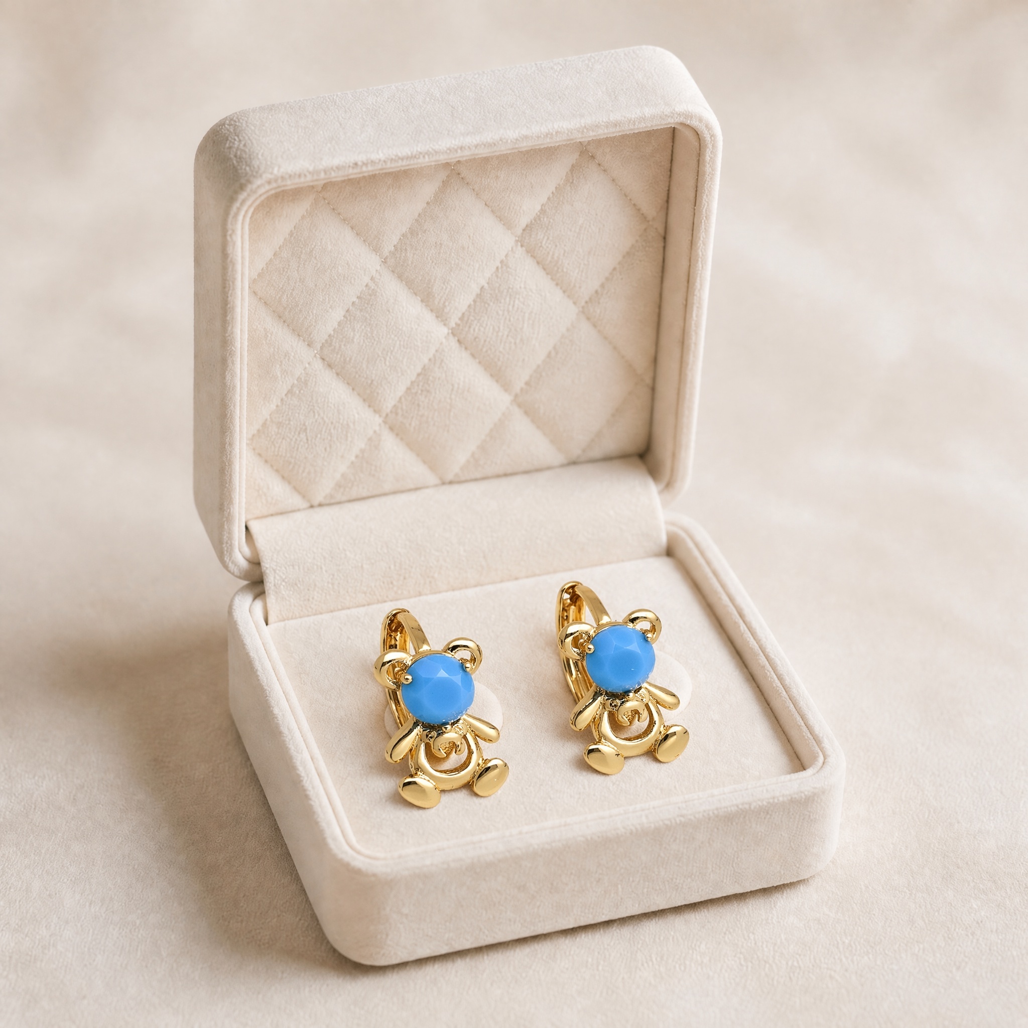 noem_cercei_ursulet_turcoaz_2 Cercei pentru copii placați cu aur 14K, model elegant în formă de ursuleț cu un cristal rotund central de un albastru-turcoaz vibrant, 14/10 mm, Noem® - imagine 1