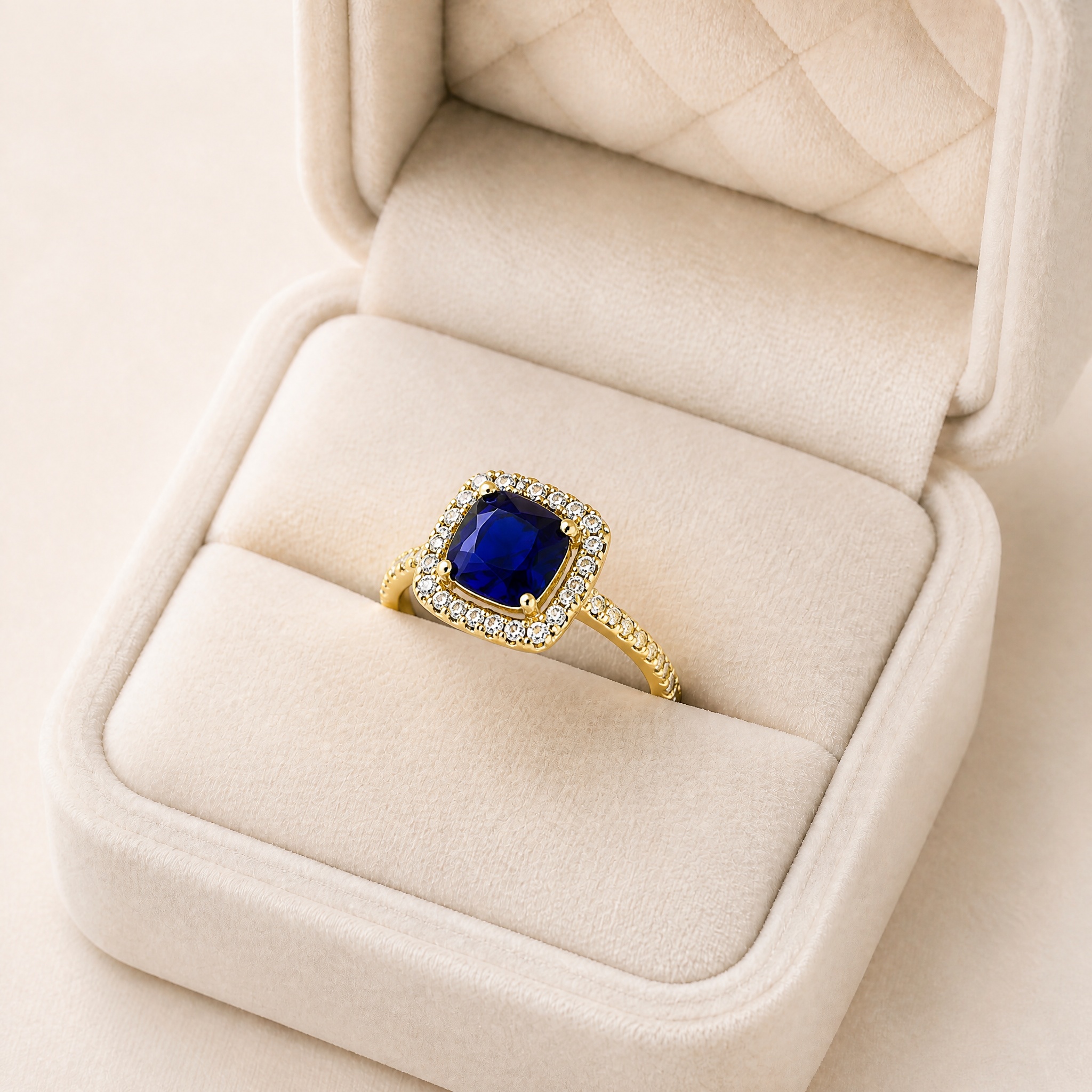 noem_inel1_albastru_perna_halo_2 Inel damă placat cu aur de 14K, model deosebit cu montură tip halo și piatră centrală albastră cu tăietură radiantă, 11 mm, Noem® - imagine 1