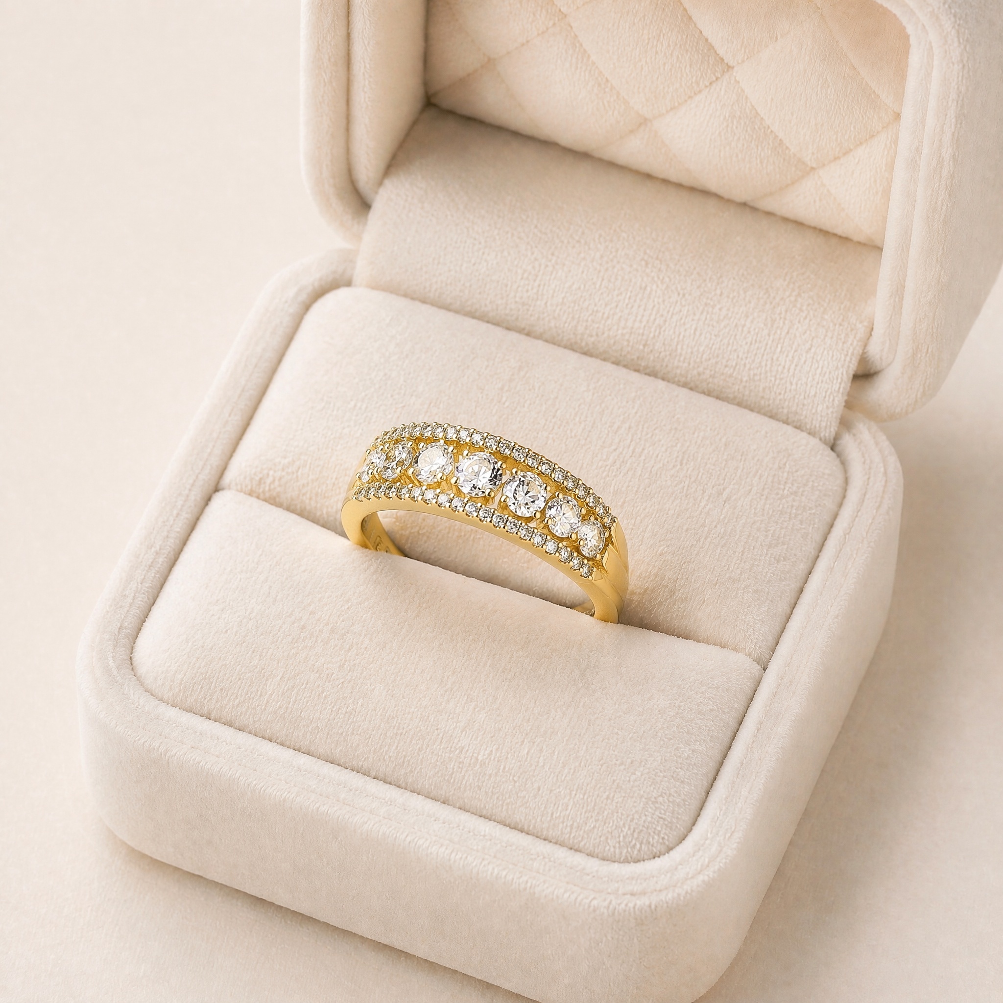 noem_inel2_5diamante_linie_pave_2 Inel placat cu aur de 14K, model elegant tip verighetă lată cu rând central de cristale mari rotunde și margini pavate, 6 mm, Noem® - imagine 1