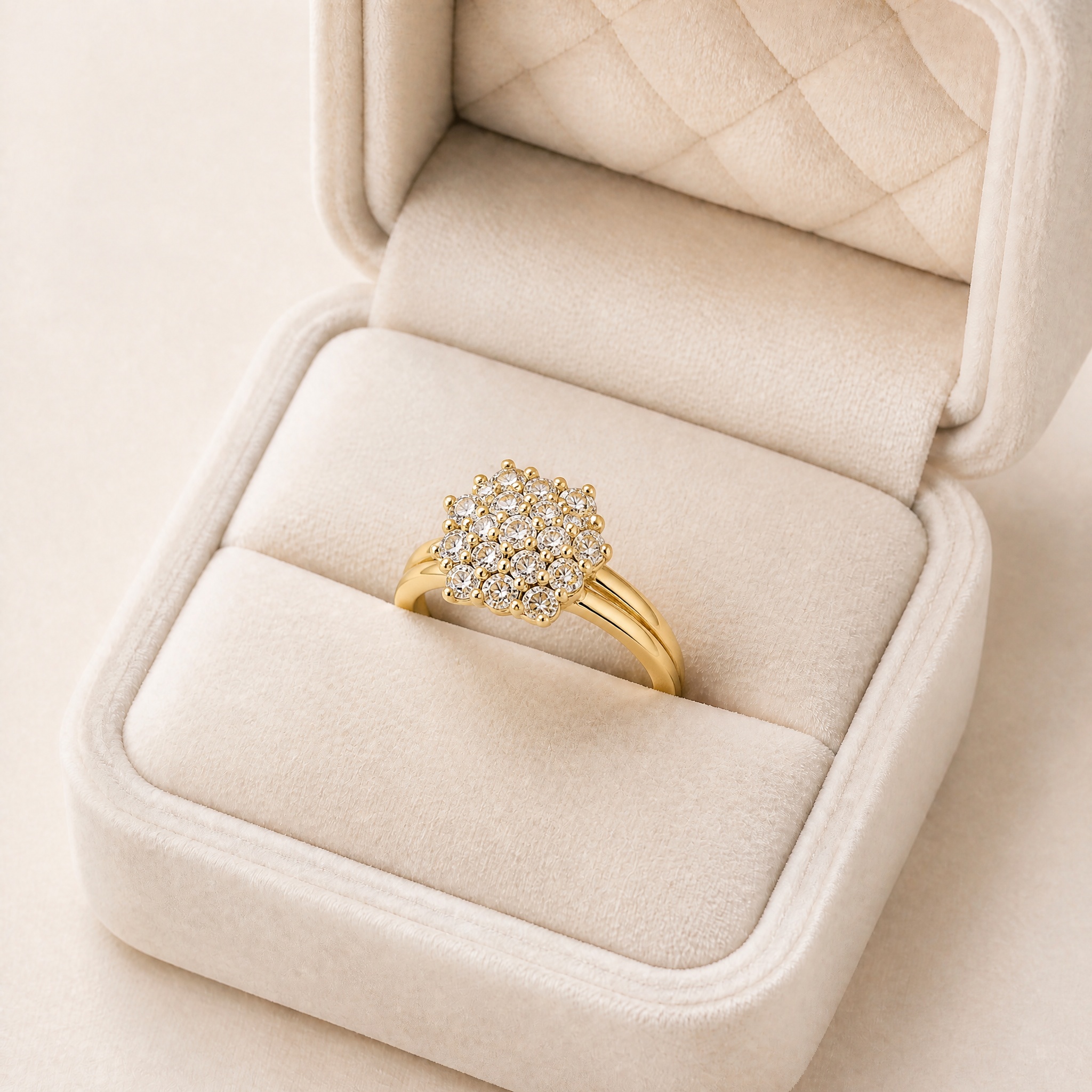 noem_inel8_cluster_patrat_bombat_2 Inel statement placat cu aur de 14K, design deosebit cu bentiță dublă lucioasă și montură bogată în zirconiu cubic, 10 mm, Noem® - imagine 1