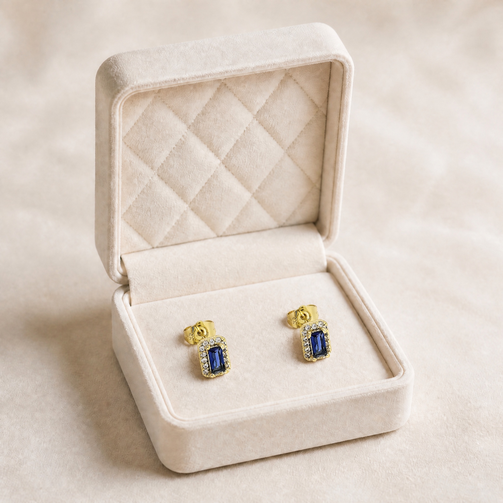 noem_stud_halo_albastru_dreptunghiular_2 Cercei placati cu aur de 14K, model elegant dreptunghiular cu cristal safir albastru si bordura stralucitoare din pietre mici, 8/5 mm, Noem® - imagine 1